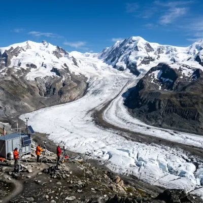 Der Grosse Aletschgletscher schmilzt: Wissenschaftliche Beobachtungsstation der EPFL vor dem zurückgehenden Eis in den Schweizer Alpen