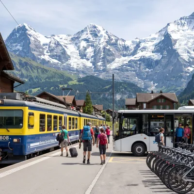 Elektrobus und E-Bikes an einem Bahnhof im Berner Oberland