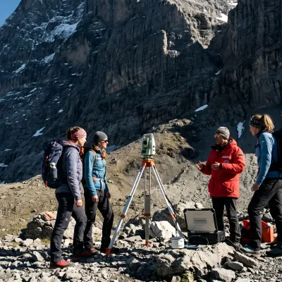 Wissenschaftler und Wanderer untersuchen das felsige Gelände und wissenschaftliche Messinstrumente am Fusse der legendären Eigernordwand