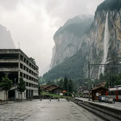Parkhaus und Bahnhof von Lauterbrunnen mit Blick auf den Staubbachfall